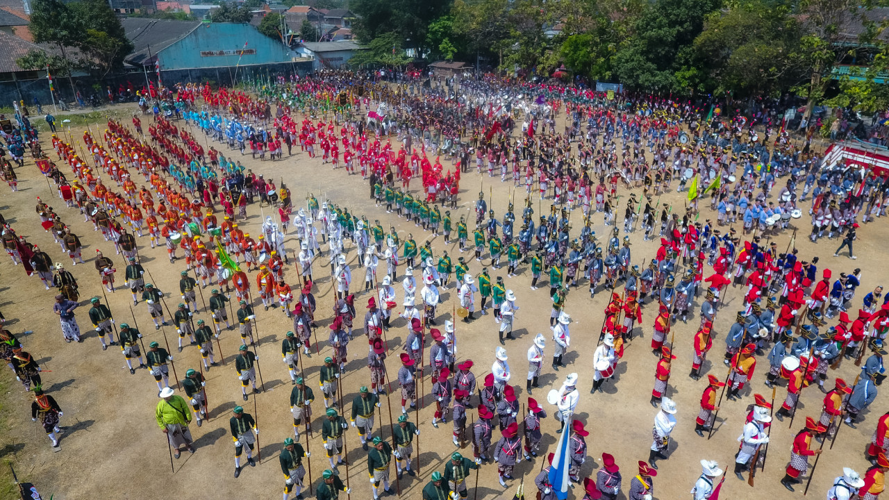 Para prajurit itu akan menempuh rute yang menjadi sumbu filosofi keistimewaan Yogyakarta. Rute yang ditentukan panitia Festival Bregada Rakyat kali ini berbeda dengan jalur yang dilalui pada perhelatan sebelumnya.<br />
<br />
Ribuan bregada itu akan menjajal rute di selatan Keraton Yogya, yakni dari Panggung Krapyak menuju Kagungan Dalem sasono Hinggil Dwi Abad Alun-Alun Selatan Kraton Ngayogyakarta. Padahal biasanya, jalur yang digunakan adalah di utara Keraton Yogyakarta yang melintasi Malioboro.