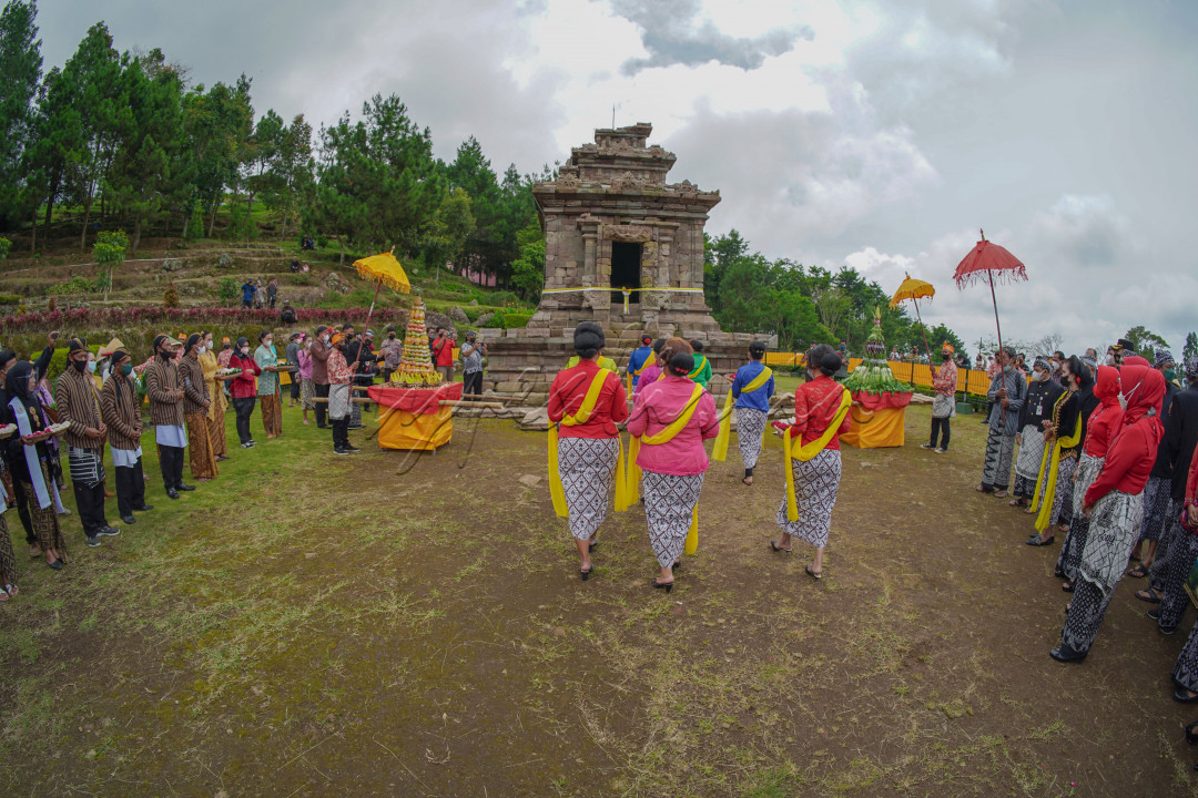 Prosesi Resik Candi
<div>ritual pembersihan Candi Gedongsongo itu menurutnya memiliki makna membersihkan diri sendiri maupun introspeksi diri.</div>

<div>Sebelum dibersihkan, air tersebut didoakan oleh seorang juru kunci. Setelah itu air disiramkan di bangunan sisi luar candi.</div>

<div>&nbsp;</div>

<div>Air yang digunakan yakni dari mata air yang ada di sekitar Bandungan dan Sumowono di antaranya mata air Tedheng, Sumber Bening, dan Pethuk.</div>