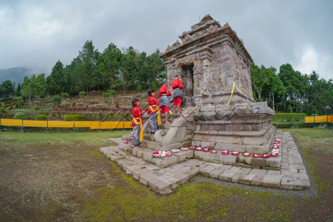 Prosesi Resik Candi<br />
ritual pembersihan Candi Gedongsongo itu menurutnya memiliki makna membersihkan diri sendiri maupun introspeksi diri.<br />
Sebelum dibersihkan, air tersebut didoakan oleh seorang juru kunci. Setelah itu air disiramkan di bangunan sisi luar candi.<br />
<br />
Air yang digunakan yakni dari mata air yang ada di sekitar Bandungan dan Sumowono di antaranya mata air Tedheng, Sumber Bening, dan Pethuk.