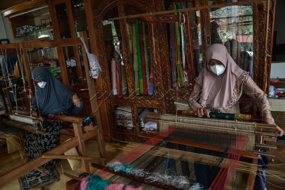 Tenun songket Pandai Sikek dibuat dengan bahan sutra dan semi sutra yang didatangkan dari Vietnam dan Laos.