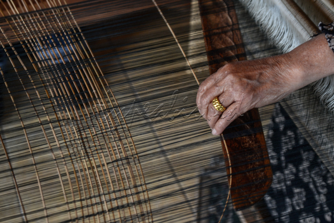 Kain tenun tersebut dijual mulai Rp800 ribu hingga Rp10 juta.
