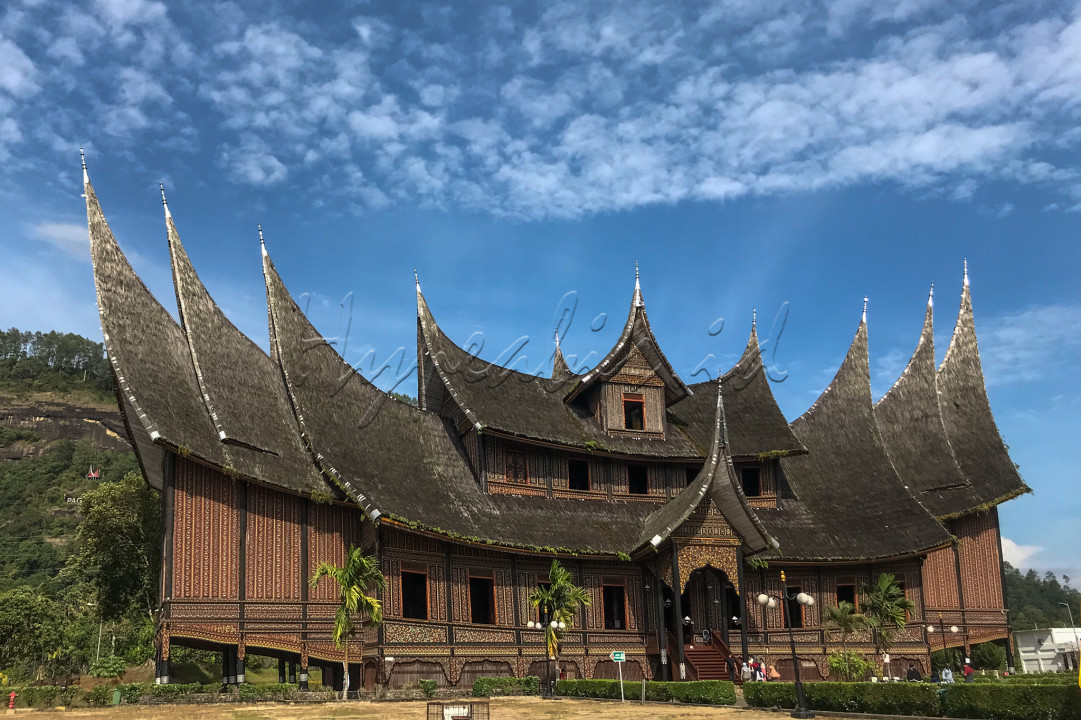 Pengunjung beraktivitas di Istano Basa Pagaruyung, Tanah Datar, Sumatera Barat.