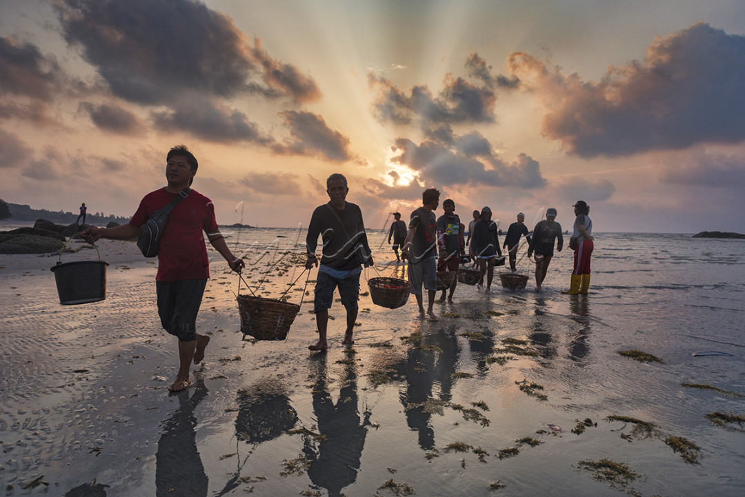 Nelayan pulang melaut di Pantai Rebu, Banka Belitung.