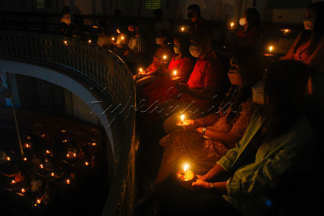 Umat kristiani mengikuti ibadah malam Natal di Gereja Immanuel, Jakarta, Jumat (24/12). Ibadah Natal 2021 digelar secara daring dan luring dengan protokol kesehatan yang ketat.