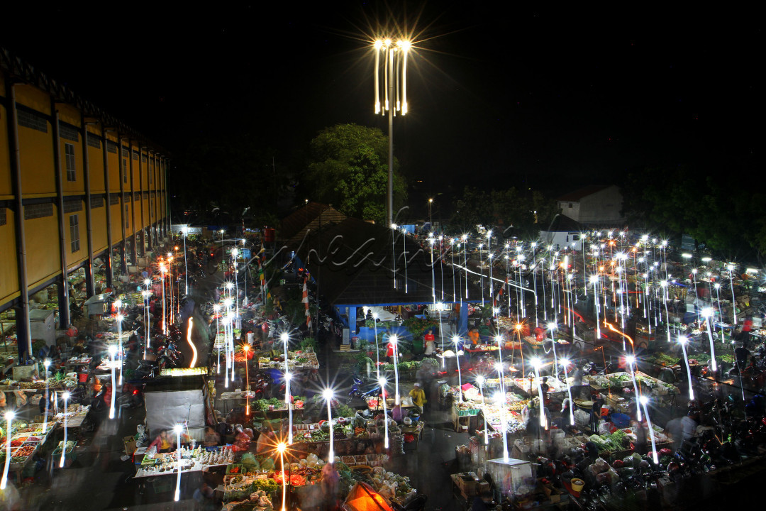 Area Terminal yang dipadati angkutan kota dan bus pada siang hari, disulap menjadi lautan lampu lapak pedagang ketika malam hingga fajar tiba.