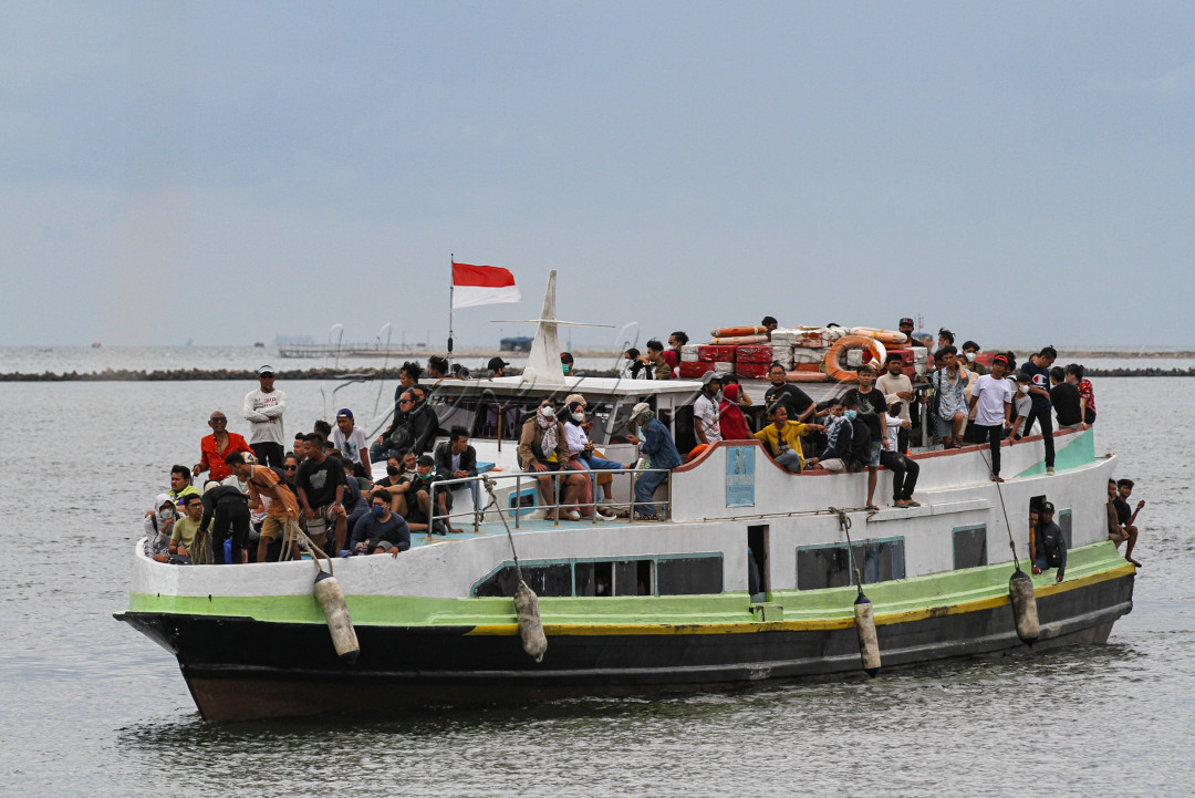 Kapal Motor dipilih karena lebih ekonomis dibandingkan kapal cepat yang lebih modern, selain itu alat transportasi ini menawarkan sejumlah sensasi bagi penumpangnya.