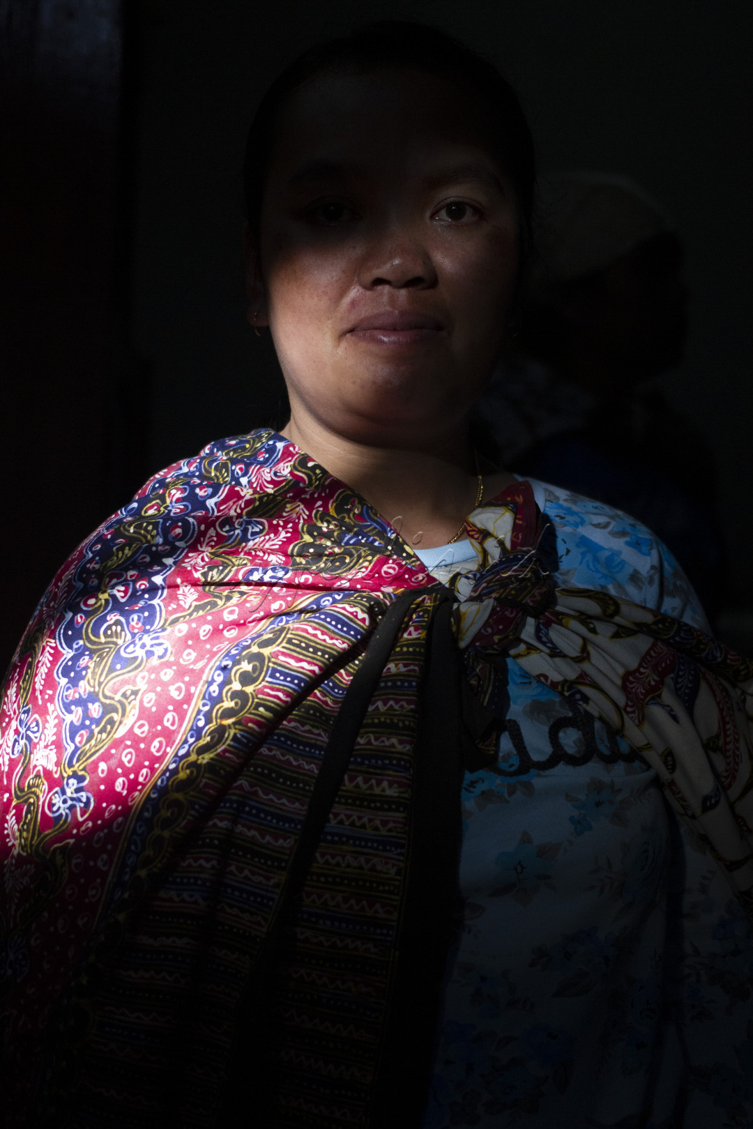 Bagi Suku Tengger di kawasan pegunungan&nbsp;Bromo-Tengger-Semeru yang termasuk wilayah Kabupaten Pasuruan, Kabupaten Probolinggo, sarung tidak hanya digunakan sebagai pakaian pengusir dingin. Sarung bagi mereka merupakan simbol harga diri, tren, dan juga identitas.