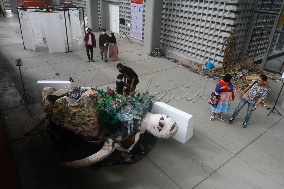 <br />
Pengunjung mengamati salah satu karya pada pameran bertajuk Ring Project, Metafore about Island sebagai rangkaian acara Jakarta Biennale 2021 di Museum Nasional, Jakarta, Jumat (7/1). Mengusung tema Metaphors About Islands, terdapat 20 seniman dan kolektif seni dari Bangkok, Bangladesh, Hanoi, Jakarta, Kathmandu, Kuala Lumpur, Phnom Penh, dan Taipei yang bersanding dengan 22 kolektif seni Indonesia yang merupakan peserta Gudskul Studi Kolektif dan Ekosistem Seni Rupa Kontemporer angkatan ketiga 2020/2021. Pameran ini digelar hingga 21 Januari 2021.