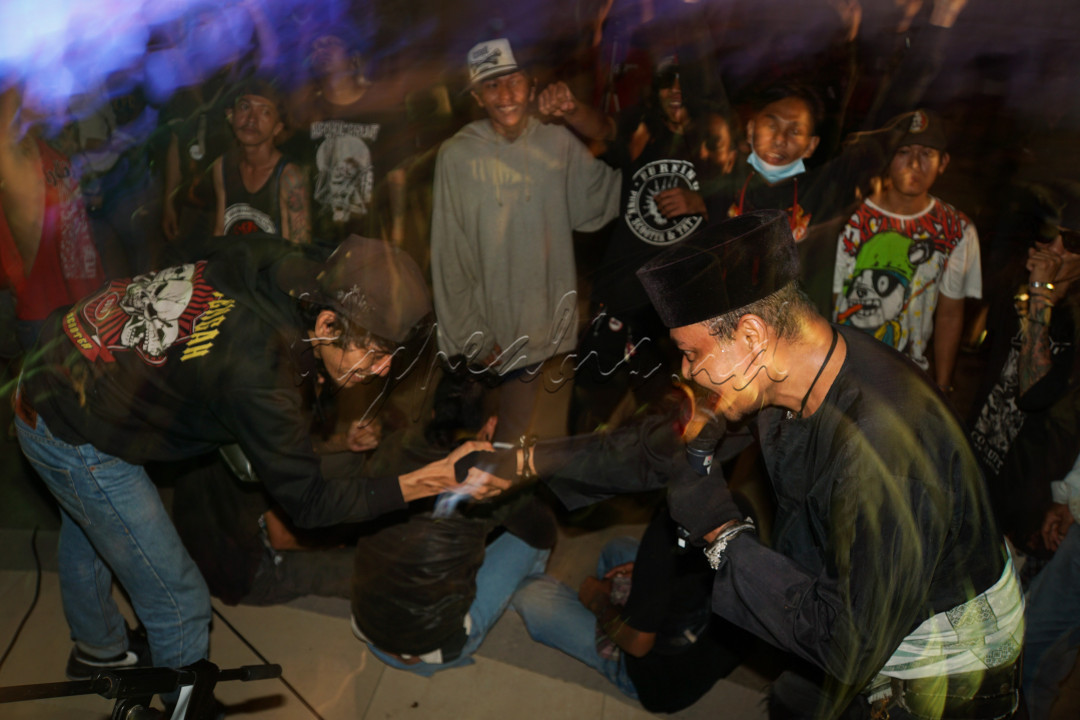 Menikmati konser musik secara live tentu memberikan atmosfir yang berbeda dibandingkan dengan menonton konser di televisi.