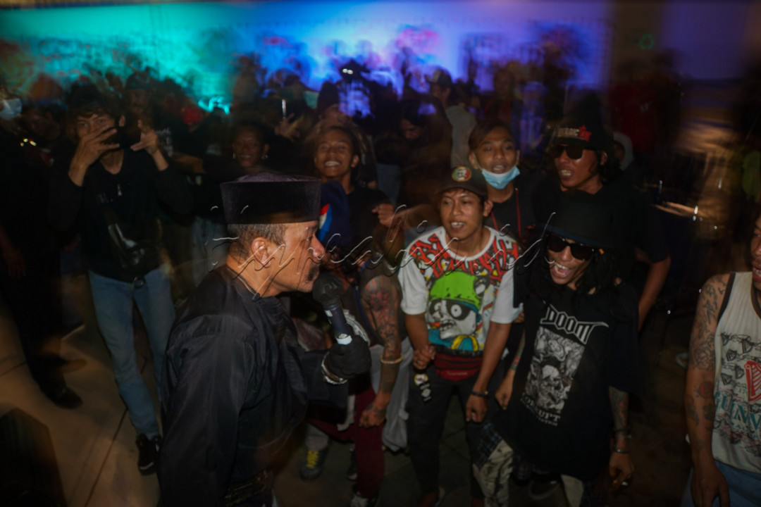 Ada rasa kebahagiaan tersendiri ketika berjumpa secara secara langsung dengan musisi yang diidolakan saat konser musik yang biasanya suara dan aransemen musiknya hanya bisa terdengar di alat pemutar musik.