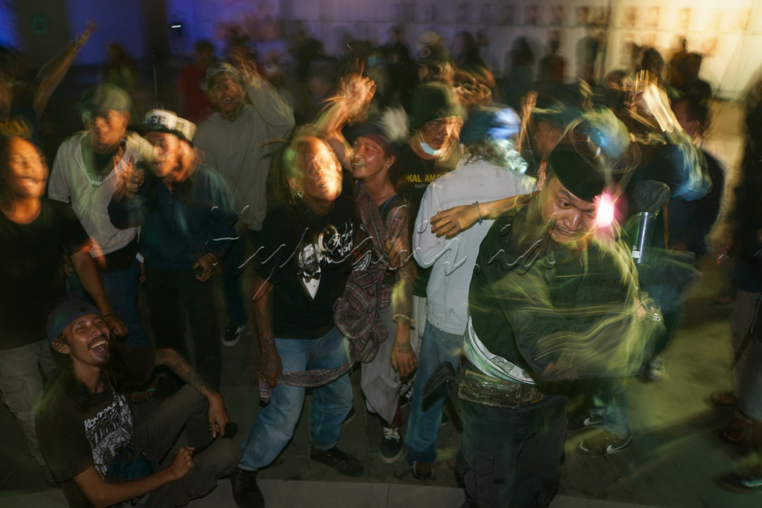 Konser musik bisa menjadi wadah bagi para penikmat musik untuk berekspresi dengan ikut bernyanyi dengan musisi atau berjoget di depan panggung.
