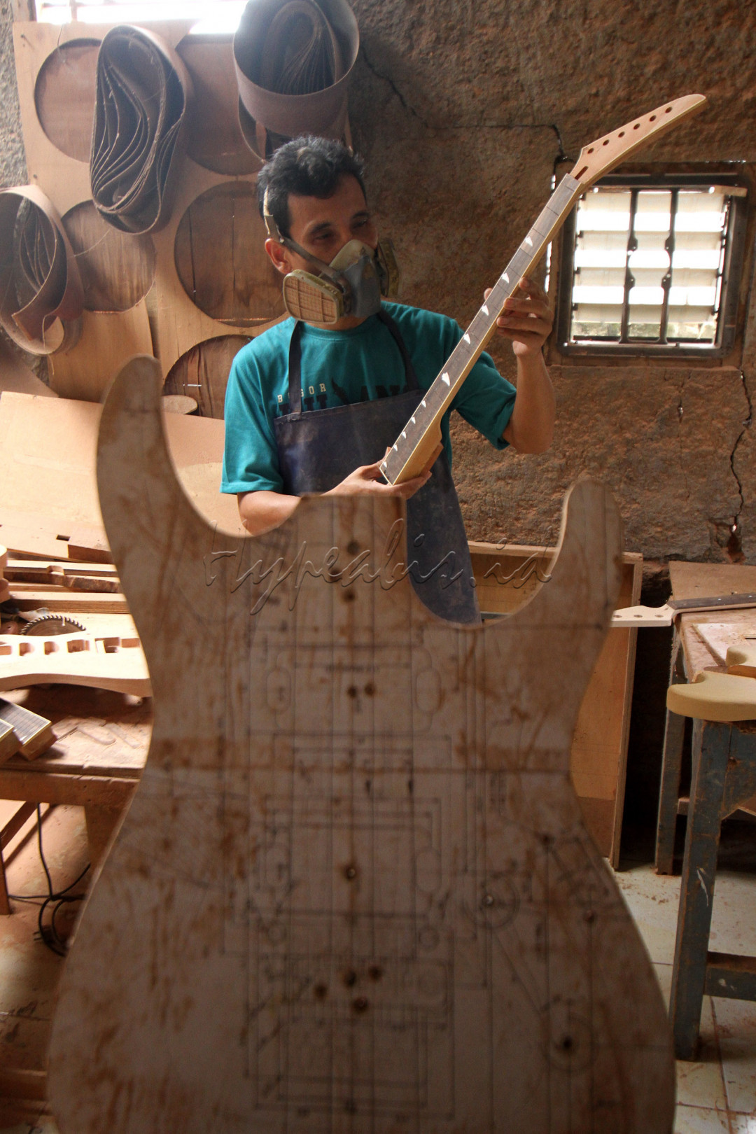 Sentra produksi gitar Arya Guitar bertempat di bilangan Klapanunggal, Kabupaten Bogor, Jawa Barat.