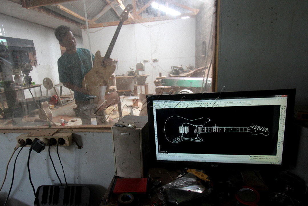 Siapa bilang industri rumahan tidak bisa menembus pasar ekspor? Anggapan itu tentu keliru bagi Ari Arya, seorang perajin atau pembuat gitar profesional, yang karyanya mampu menembus pasar dunia.<br />
<br />
Sentra produksi gitar miliknya yang dinamai Arya Guitar bertempat di bilangan Klapanunggal, Kabupaten Bogor, Jawa Barat. Di tempat ini, pria yang akrab disapa Vey mampu memproduksi 25 hingga 35 buah gitar berkualitas.<br />
<br />
Meski tergolong produsen berskala rumahan, gitar yang dihasilkan, baik yang berjenis elektrik maupun akustik mampu menarik perhatian konsumen di tingkat nasional maupun internasional. Melalui kerja sama dengan beberapa distributor tetap, nada yang dihasilkan dari gitar-gitar buatan Vey mampu menjadi daya tarik bagi pecinta musik dari belahan dunia lain. Diantaranya Belanda dan Uni Emirat Arab sebagai pelanggan tetap.<br />
<br />
Vey tidak pernah membayangkan jika usaha yang digelutinya sejak 2013 ini mampu berkembang dan disukai konsumen. Menurutnya jenis gitar custom atau yang didesain sesuai pesanan lebih diminati. Selain itu harganya juga lebih bersaing.<br />
<br />
Untuk sebuah gitar bertipe custom ia mematok harga Rp3 juta hingga Rp10 juta perbuah ke distributor, tergantung bahan dan jenis kelengkapan yang diinginkan. Harga yang terbilang lumayan jika dibandingkan dengan jenis konvensional yang dibanderol Rp1,1 juta hingga Rp1,5 juta perbuah.<br />
<br />
Meski begitu, Vey mengaku untuk mempertahankan penjualan ekspor tidak mudah. Ketersediaan bahan baku yang merupakan produk impor seringkali tidak mampu mengimbangi jumlah pesanan dari para distributor. Terutama untuk tipe custom yang dibuat dari sparepart grade A. &ldquo;Apalagi di tengah pandemi Corona seperti sekarang, produksi saya tidak maksimal. Bahan baku susah karena sebagian besar dari China&rdquo;, ucapnya.<br />
<br />
Tantangan lain yang ia hadapi adalah ketergantungannya pada distributor dan bahan impor. Vey sering merasa kesulitan untuk memenuhi permintaan dalam jumlah besar dari distributor, yang berujung pada pembatalan pesanan.<br />
<br />
Tidak hanya Vey, kendala serupa juga dialami para pelaku UMKM lain di Indonesia. Perlu solusi lain untuk memasarkan karya produk-produk mereka.<br />
<br />
Untuk itu pemerintah terus berupaya memfasilitasi UMKM untuk dapat menembus pasar global, diantaranya edukasi untuk memanfaatkan platform digital dan marketplace guna memudahkan dan memperluas pemasaran produk mereka.<br />
<br />
Salah satu terobosan serupa adalah kolaborasi pemerintah dengan perusahaan dagang elektronik (dagang-el/e-commerce), dengan mengembangkan kanal yang didedikasikan khusus untuk menyoroti produk-produk lokal Indonesia yang berkualitas, yang berdampak signifikan pada peningkatan transaksi produk UMKM.<br />
&nbsp;