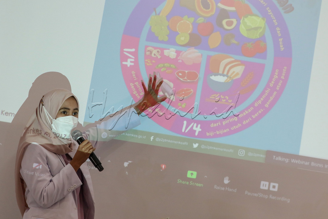 Dokter Spesialis Gizi Brawijaya Hospital Saharjo, Melyarna Putri memberikan pemaparan saat acara Healthy Class-Clean Eating di Auditorium Brawijaya Hospital Saharjo, Jakarta, Kamis (27/1/2022). Kelas edukasi kesehatan tersebut membahas mengenai gaya hidup clean eating sebagai pola makan yang bertujuan untuk menurunkan berat badan, sekaligus mengatur pola hidup yang sesuai dengan kesehatan.<br />
&nbsp;