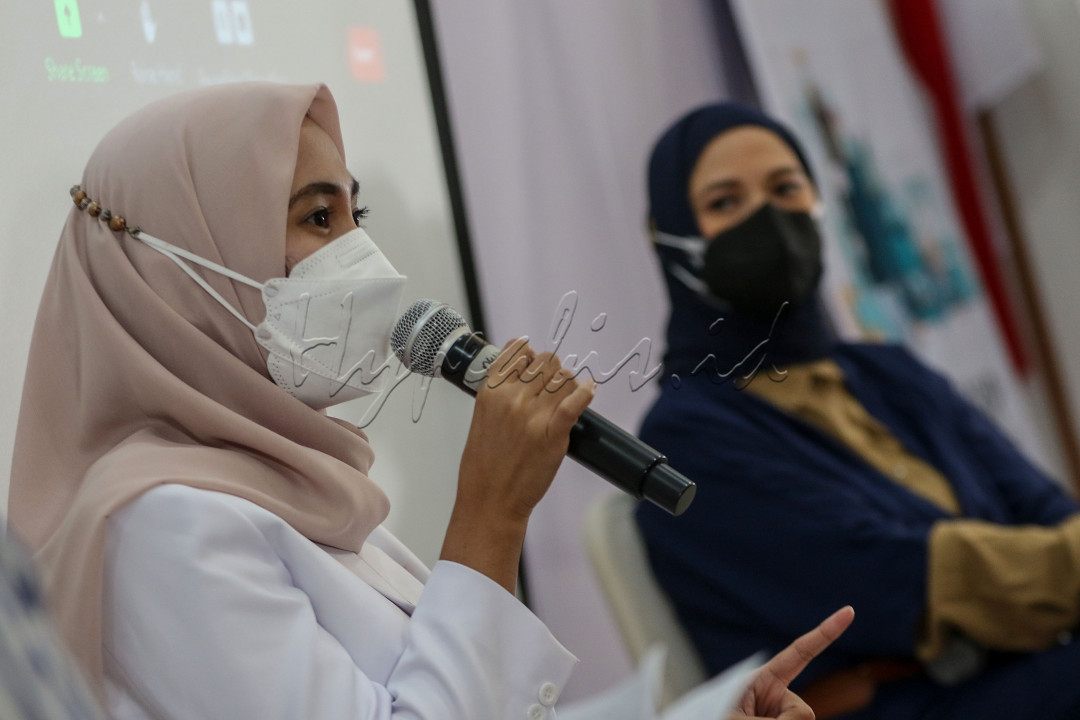 Dokter Spesialis Gizi Brawijaya Hospital Saharjo, Melyarna Putri (kiri) bersama dengan Public Figure, Andhara Early Astrawinata (kanan) memberikan pemaparan saat acara Healthy Class-Clean Eating di Auditorium Brawijaya Hospital Saharjo, Jakarta, Kamis (27/1/2022). Kelas edukasi kesehatan tersebut membahas mengenai gaya hidup clean eating sebagai pola makan yang bertujuan untuk menurunkan berat badan, sekaligus mengatur pola hidup yang sesuai dengan kesehatan.<br />
&nbsp;
