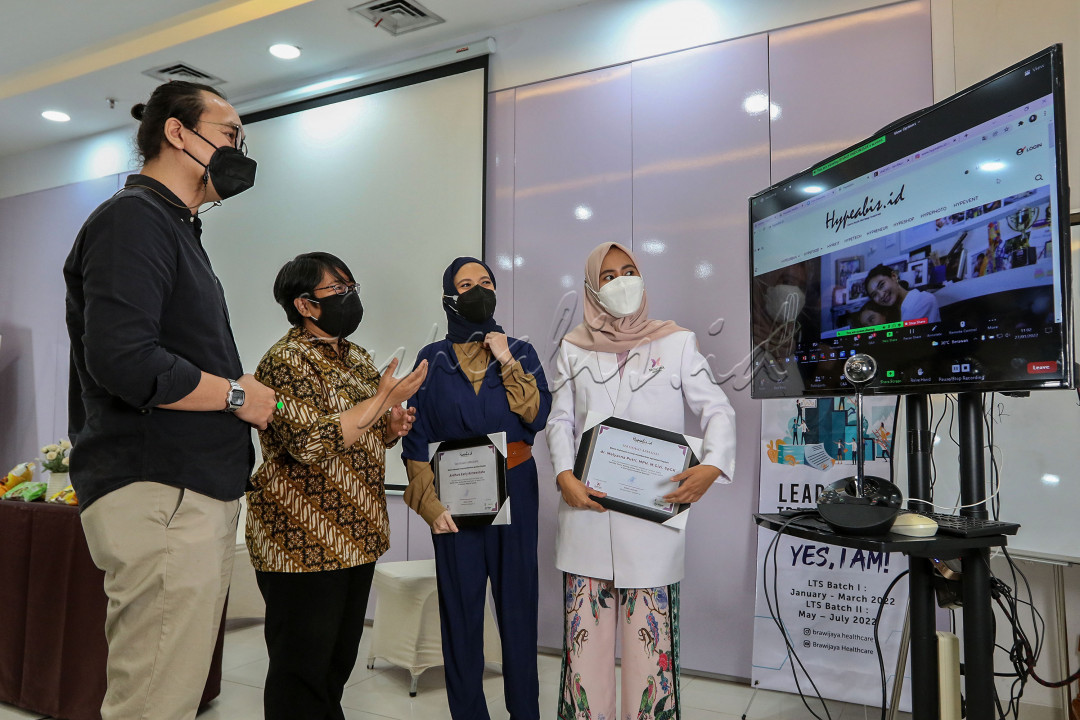 General Manager IMS, M. Rheza Adrian (dari kiri) berbincang dengan General Manager Konten hypeabis.id, Diena Lestari, Public Figure, Andhara Early Astrawinata dan Dokter Spesialis Gizi Brawijaya Hospital Saharjo, Melyarna Putri seusai acara Healthy Class-Clean Eating di Auditorium Brawijaya Hospital Saharjo, Jakarta, Kamis (27/1/2022). Kelas edukasi kesehatan tersebut membahas mengenai gaya hidup clean eating sebagai pola makan yang bertujuan untuk menurunkan berat badan, sekaligus mengatur pola hidup yang sesuai dengan kesehatan.<br />
&nbsp;