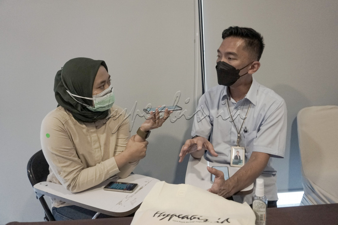 Manager Marketing PT Diagnosa Laboratorium Utama Tbk. Yudha Tirtadani (kanan) diwawancarai reporter hypeabis.id seusai acara Parenting Class Mental Health Matters di Auditorium Brawijaya Hospital Saharjo, Jakarta, Kamis (27/1). Kelas edukasi kesehatan tersebut membahas mengenai pentingnya menjaga kesehatan mental guna menikmati kehidupan sehari - hari dan mampu menjalin hubungan positif dengan orang lain.
