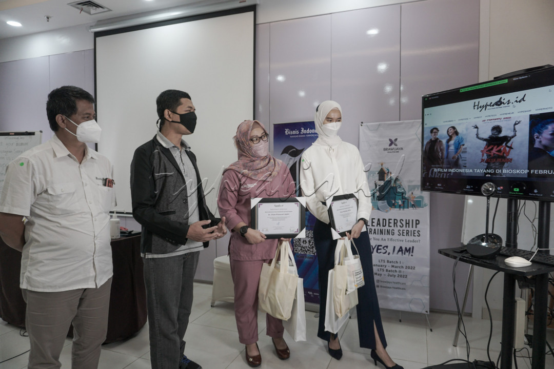 Content Manager hypeabis.id Purboyo (dari kiri), Content Manager hypeabis.id Fajar Sidik, Psikiatri Brawijaya Hospital Sahardjo Dian Pitawati, dan Psikolog Klinis Gita Yolanda berbincang seusai acara Parenting Class Mental Health Matters di Auditorium Brawijaya Hospital Saharjo, Jakarta, Kamis (27/1). Kelas edukasi kesehatan tersebut membahas mengenai pentingnya menjaga kesehatan mental guna menikmati kehidupan sehari - hari dan mampu menjalin hubungan positif dengan orang lain.