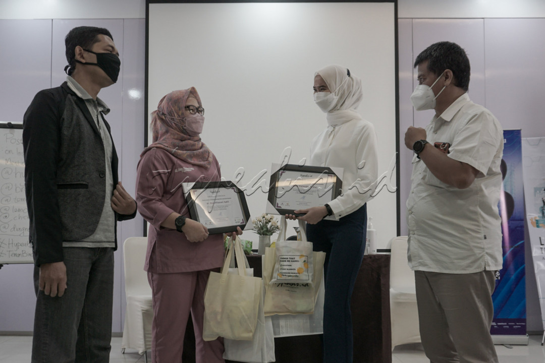 Content Manager hypeabis.id Fajar Sidik (dari kiri), Psikiatri Brawijaya Hospital Sahardjo Dian Pitawati, Psikolog Klinis Gita Yolanda, dan Content Manager hypeabis.id Purboyo berbincang seusai acara Parenting Class Mental Health Matters di Auditorium Brawijaya Hospital Saharjo, Jakarta, Kamis (27/1). Kelas edukasi kesehatan tersebut membahas mengenai pentingnya menjaga kesehatan mental guna menikmati kehidupan sehari - hari dan mampu menjalin hubungan positif dengan orang lain.