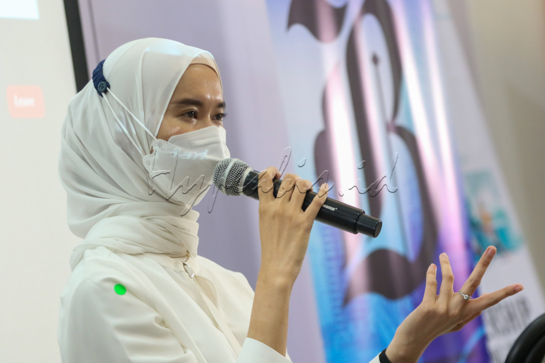 Psikolog Klinis Gita Yolanda memberikan pemaparan saat acara Parenting Class Mental Health Matters di Auditorium Brawijaya Hospital Saharjo, Jakarta, Kamis (27/1). Kelas edukasi kesehatan tersebut membahas mengenai pentingnya menjaga kesehatan mental guna menikmati kehidupan sehari - hari dan mampu menjalin hubungan positif dengan orang lain.
