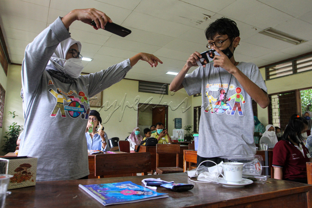 Anak-anak berkebutuhan khusus (ABK) didampingi kerabatnya mengikuti pelatihan UMKM.