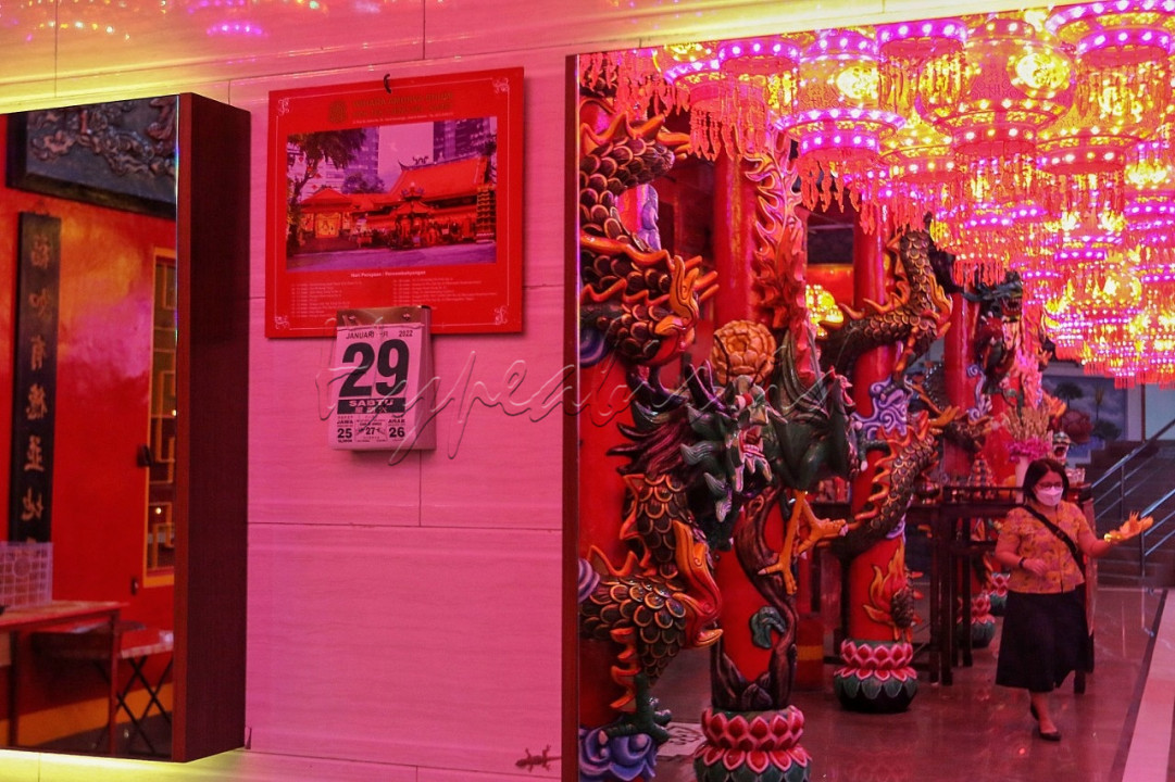 Suasana malam imlek di Vihara Amurva Bhumi, Jakarta, Senin (31/1/2022). Sembahyang malam Imlek dengan menerapkan protokol kesehatan tersebut dilakukan sebagai ungkapan rasa syukur atas rejeki dan keselamatan dari Tuhan serta untuk pengharapan kehidupan lebih baik di tahun Macan Air.
