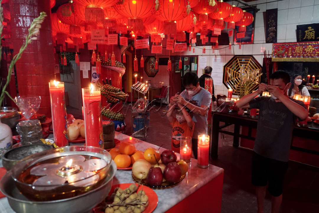 Ornamen-ornamen khas Imlek terpampang di berbagai sudut kelenteng. Pernak-pernik lampion terlihat merah menyala.