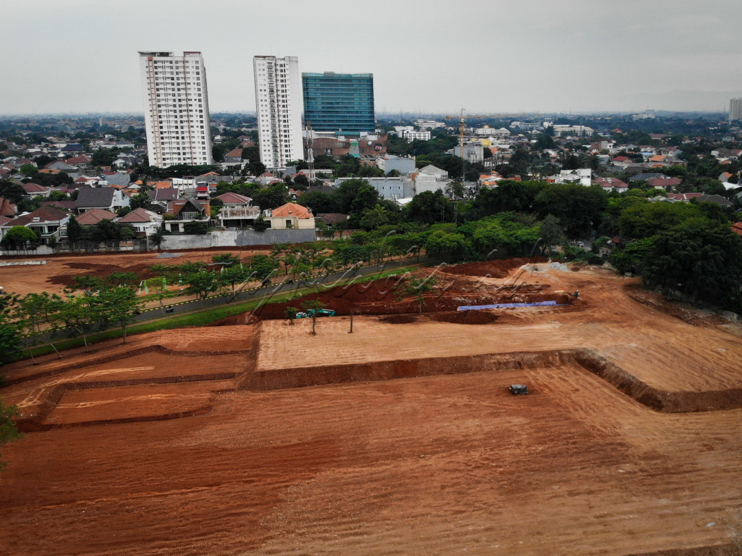 Dalam fotografi, sudut pandang pemotretan perperan penting untuk menggambarkan suatu keadaan. Salah satunya, foto entire atau suasana menjadi menarik jika diambil dari ketinggian.