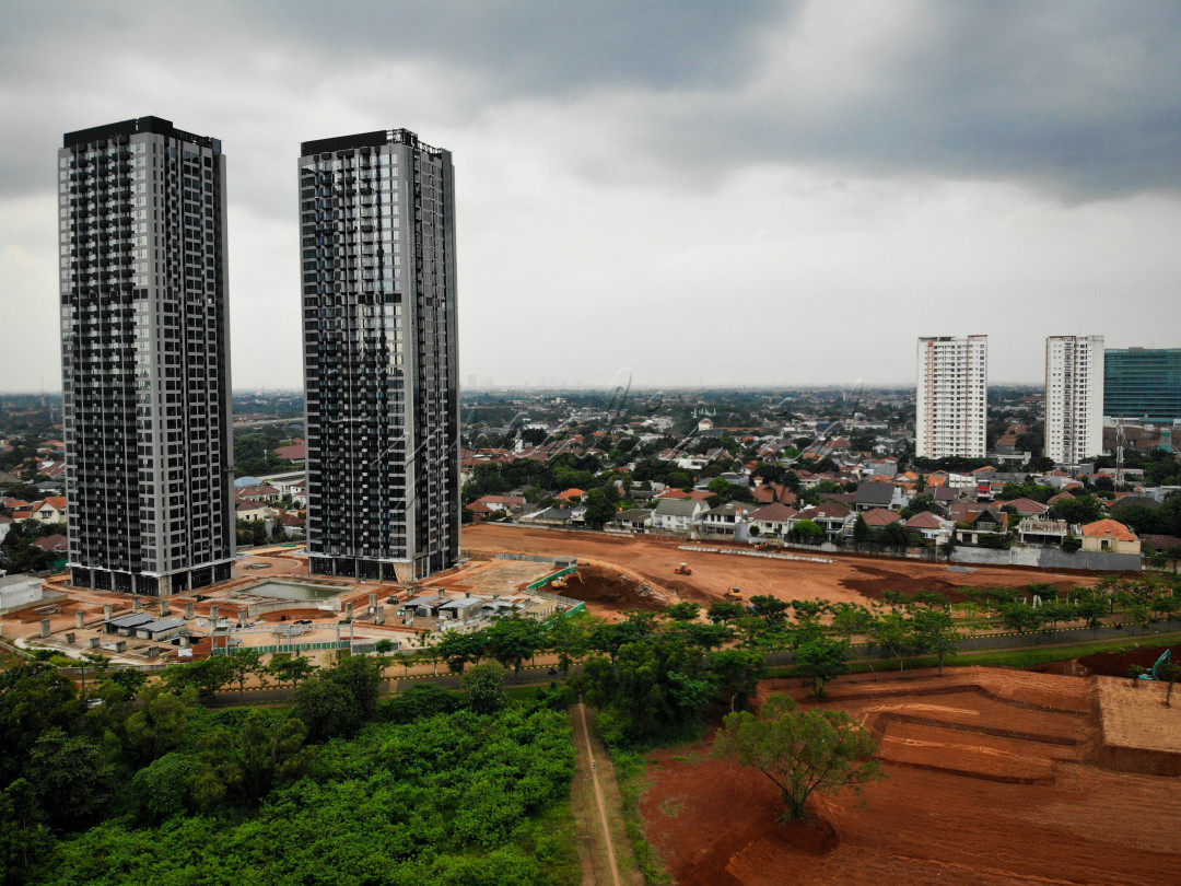 Foto pembangunan apartemen ini diambil menggunakan drone dikarenakan tidak ada bangunan atau dataran tinggi sebagai lokasi pemotretan. Saat mengambil foto menggunakan drone terlihat suasana pembangunan apartemen dan lahan kosong yang nantinya akan digunakan untuk proyek pembangunan.