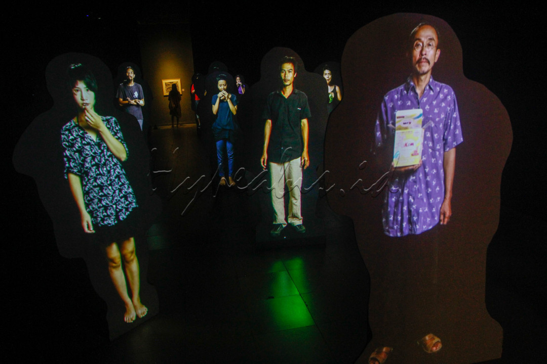 Pengunjung melihat karya seni yang ditampilkan dalam pameran bertajuk Para Sekutu yang Tidak Bisa Berkata Tidak di Galeri Nasional Indonesia, Jakarta, Kamis (3/2). Pameran yang diinisasi oleh Galeri Nasional Indonesia dan Goethe-Institut Indonesien ini berlangsung hingga 27 Februari 2022. Karya seni dalam pameran tersebut merupakan pilihan sejumlah koleksi seni dari Galeri Nasional Indonesia, Hamburger Bahnhof Museum fur Gegenwart Berlin, MAIIAM Contemporary Art Museum, Singapore Art Museum, Museum Seni Rupa dan Keramik, UP Museum Seni, dan beberapa koleksi pribadi serta arsip-arsip bersejarah.&nbsp;<br />
&nbsp;