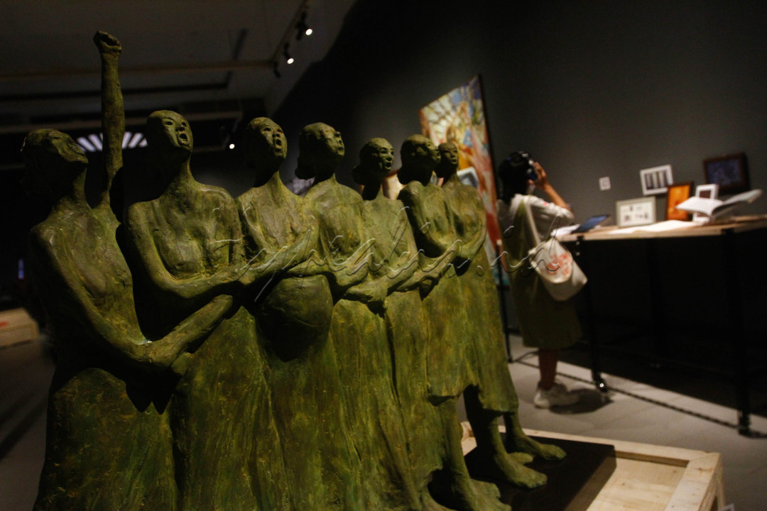 Pengunjung melihat karya seni yang ditampilkan dalam pameran bertajuk Para Sekutu yang Tidak Bisa Berkata Tidak di Galeri Nasional Indonesia, Jakarta, Kamis (3/2). Pameran yang diinisasi oleh Galeri Nasional Indonesia dan Goethe-Institut Indonesien ini berlangsung hingga 27 Februari 2022. Karya seni dalam pameran tersebut merupakan pilihan sejumlah koleksi seni dari Galeri Nasional Indonesia, Hamburger Bahnhof Museum fur Gegenwart Berlin, MAIIAM Contemporary Art Museum, Singapore Art Museum, Museum Seni Rupa dan Keramik, UP Museum Seni, dan beberapa koleksi pribadi serta arsip-arsip bersejarah.&nbsp;<br />
&nbsp;