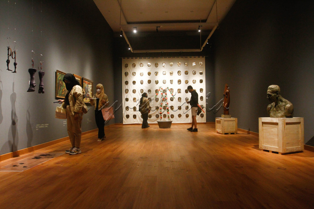 Pengunjung melihat karya seni yang ditampilkan dalam pameran bertajuk Para Sekutu yang Tidak Bisa Berkata Tidak di Galeri Nasional Indonesia, Jakarta, Kamis (3/2). Pameran yang diinisasi oleh Galeri Nasional Indonesia dan Goethe-Institut Indonesien ini berlangsung hingga 27 Februari 2022. Karya seni dalam pameran tersebut merupakan pilihan sejumlah koleksi seni dari Galeri Nasional Indonesia, Hamburger Bahnhof Museum fur Gegenwart Berlin, MAIIAM Contemporary Art Museum, Singapore Art Museum, Museum Seni Rupa dan Keramik, UP Museum Seni, dan beberapa koleksi pribadi serta arsip-arsip bersejarah.&nbsp;<br />
&nbsp;