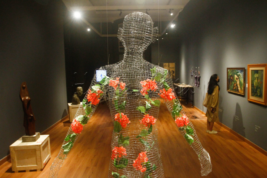 Pengunjung melihat karya seni yang ditampilkan dalam pameran bertajuk Para Sekutu yang Tidak Bisa Berkata Tidak di Galeri Nasional Indonesia, Jakarta, Kamis (3/2). Pameran yang diinisasi oleh Galeri Nasional Indonesia dan Goethe-Institut Indonesien ini berlangsung hingga 27 Februari 2022. Karya seni dalam pameran tersebut merupakan pilihan sejumlah koleksi seni dari Galeri Nasional Indonesia, Hamburger Bahnhof Museum fur Gegenwart Berlin, MAIIAM Contemporary Art Museum, Singapore Art Museum, Museum Seni Rupa dan Keramik, UP Museum Seni, dan beberapa koleksi pribadi serta arsip-arsip bersejarah.&nbsp;<br />
&nbsp;