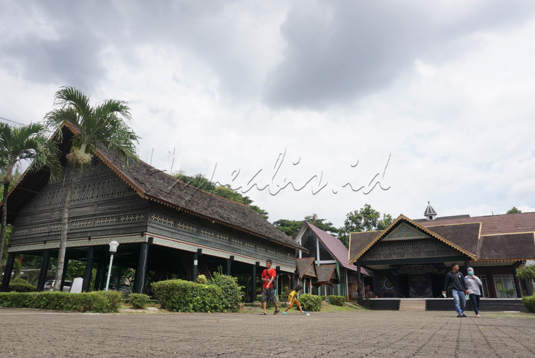 Taman Mini Indonesia Indah (TMII) merupakan suatu kawasan taman wisata bertema budaya Indonesia di Ibukota. TMII mulai dibangun tahun 1972 dan diresmikan pada tanggal 20 April 1975. Memiliki area seluas kurang lebih 150 hektare, maman ini merupakan rangkuman kebudayaan bangsa Indonesia, yang mencakup berbagai aspek kehidupan sehari-hari masyarakat daru 34 provinsi yang ada. Hal tersebut ditampilkan dalam anjungan daerah berarsitektur tradisional, aneka busana, tarian, kuliner, kesenian dan tradisi daerah. Selain itu, terdapat sebuah danau yang menggambarkan miniatur kepulauan Indonesia di tengahnya.&nbsp;