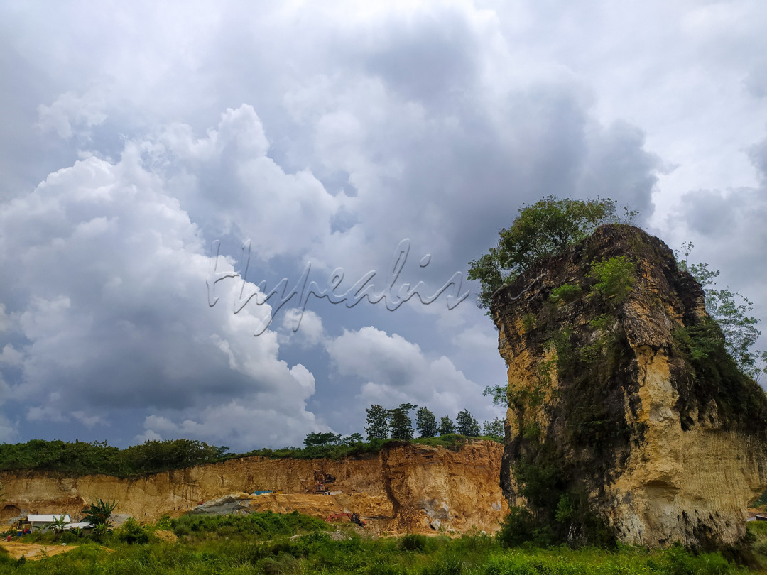 Kabupaten Bogor terkenal dengan segudang destinasi wisata yang eksotik. Salah satunya kawasan tambang kapur Klapanunggal.
<div>&nbsp;</div>

<div>Gunung Kapur Klapanunggal yang berada dikawasan Kabupaten&nbsp;Bogor&nbsp;merupakan wilayah pertambangan batu kapur. Sisa tambang kapur tersebut membuat pahatan bebatuan yang eksotis menjulang tinggi.&nbsp;</div>

<div>&nbsp;</div>

<div>&nbsp;</div>

<div>Bekas galian kapur itu di beberapa titik menyisakan landscape yang tidak teratur tetapi malah menjadi apik.</div>

<div>&nbsp;</div>

<div>Lokasi gunung kapur sendiri tidak jauh dari Jakarta. Traveler bisa menempuh ke lokasi dengan patokan jalan utama Cibubur. Lalu melanjutkan ke akses jalan menuju Klapanunggal.</div>