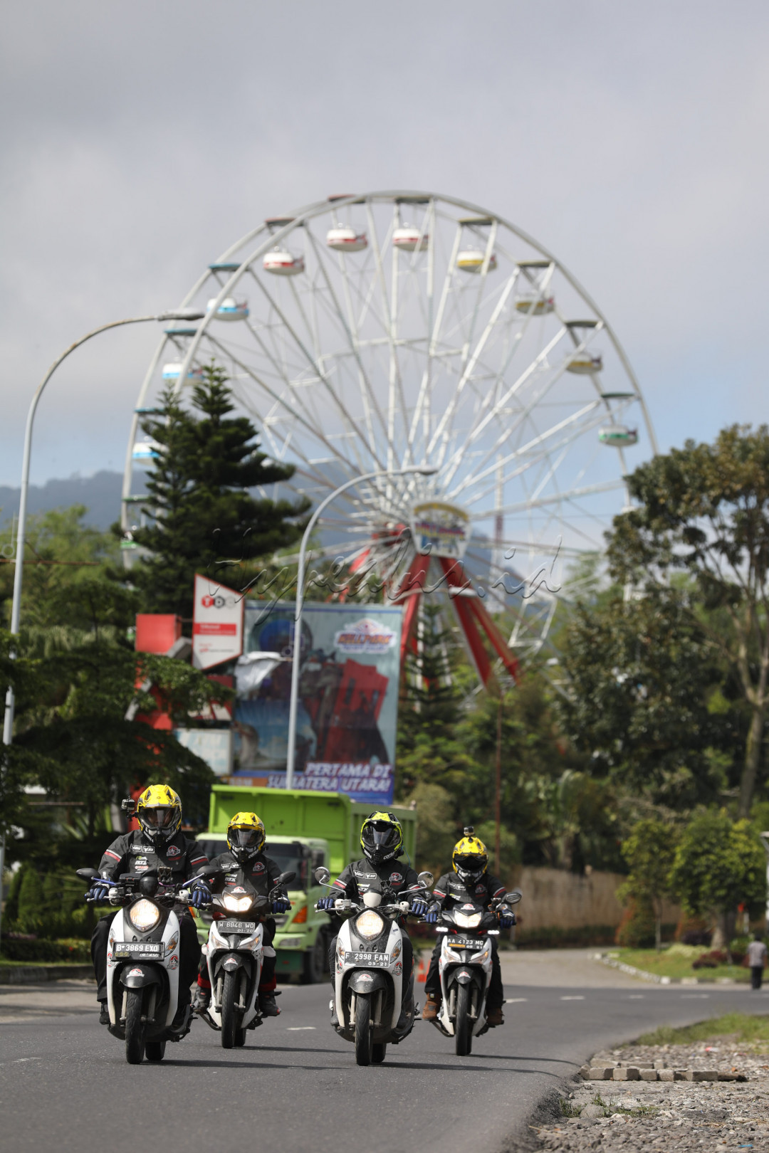 Bikers mengendarai sepeda motor melintas dari kota ke kota lainnya.