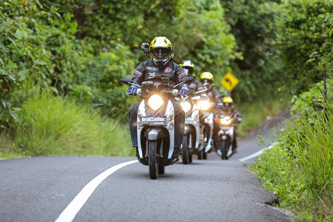 Bikers mengendarai sepeda motor melintas dari kota ke kota lainnya.