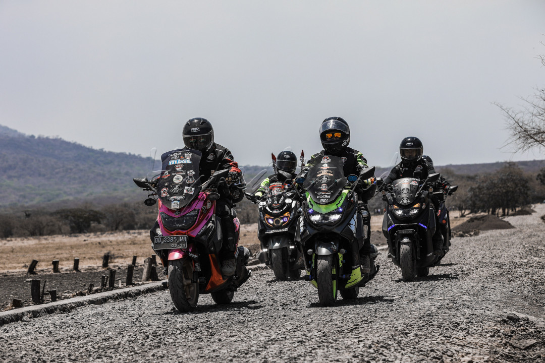 Bikers mengendarai sepeda motor melintas dari kota ke kota lainnya.