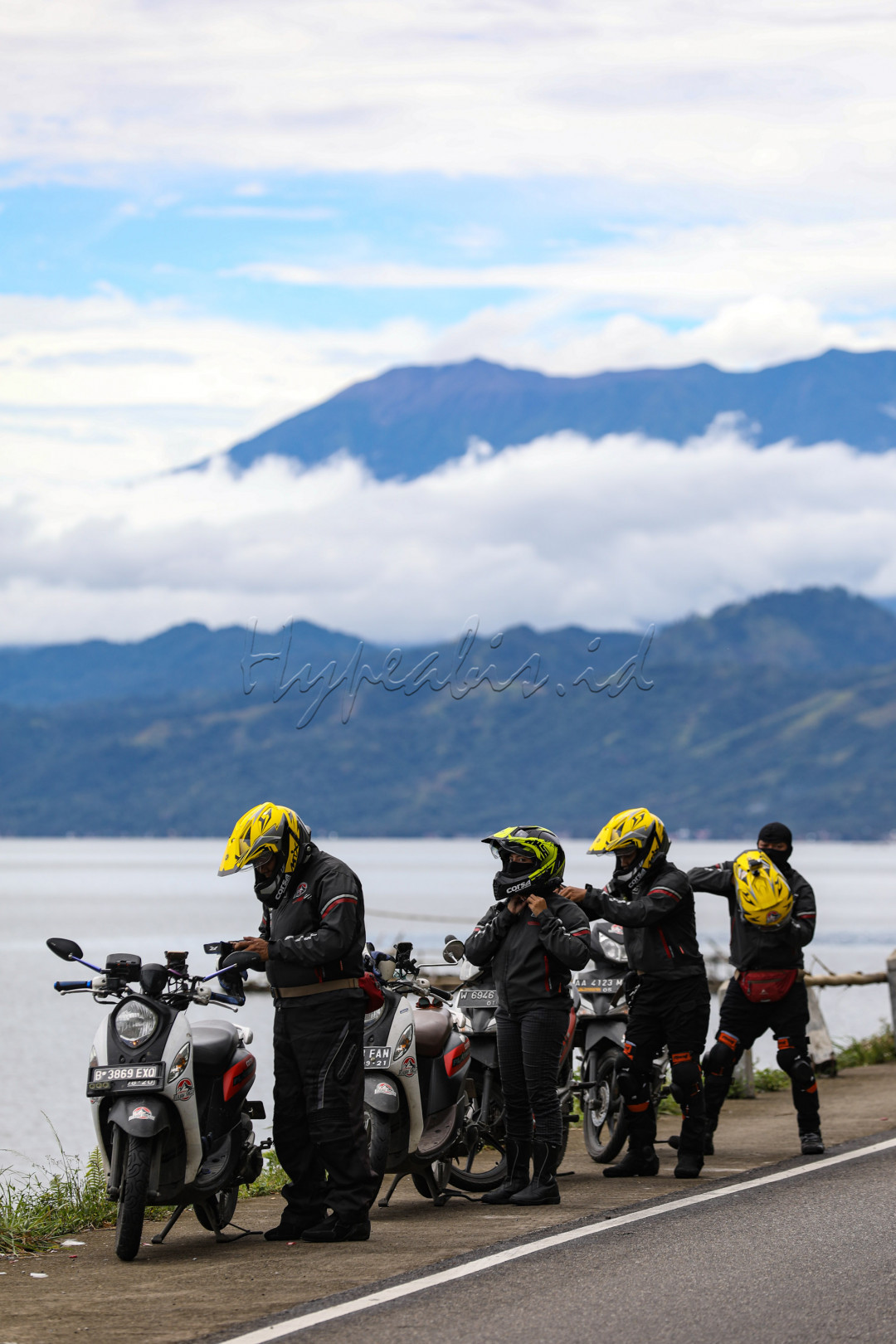 Bikers mengendarai sepeda motor melintas dari kota ke kota lainnya.