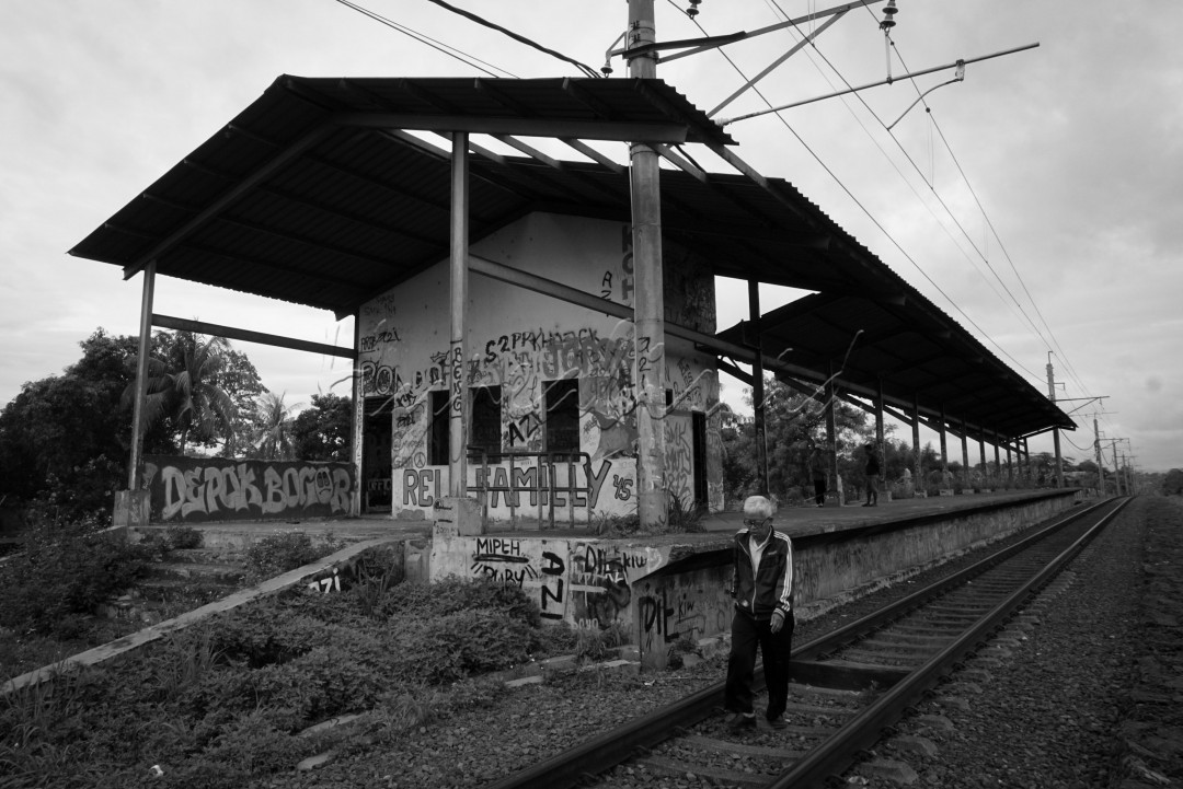 Kondisi fisik Stasiun Pondok Rajeg terlihat penuh coretan hasil vandalisme dikarenakan sudah lama tidak digunakan.
