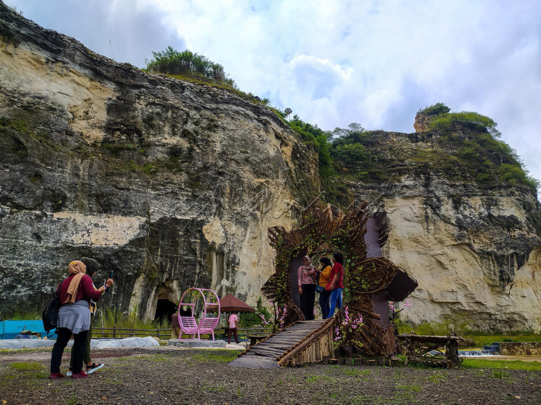 Gua lalay terletak di Kabupaten Bogor, tepatnya di kawasan pegunungan kapur Klapanunggal. Dulunya daerah tersebut merupakan bekas tambang batu kapur. Usai aktifitas pertambangan berhenti, wilayah tersebut dihias dan dirapikan untuk dijadikan objek wisata.<br />
<br />
Untuk berwisata ke kawasan tersebut tidak perlu merogoh kocek terlalu dalam. Pengumjung hanya dikenakan biaya masuk sebesar 15 ribu perorang.<br />
<br />
Di dalam kawasan tersebut, terdapat taman selfi dengan latar pahatan bekas tambang kapur. Ada juga kolam pemandian dengan air yang bersumber dari gunung kapur.