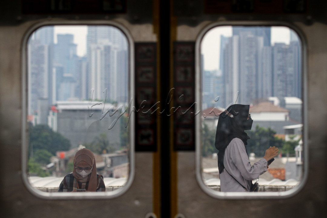 Jalur layang tersebut terdiri dari empat peron bagi penumpang KRL, yakni peron jalur 10,11,12, dan 13.