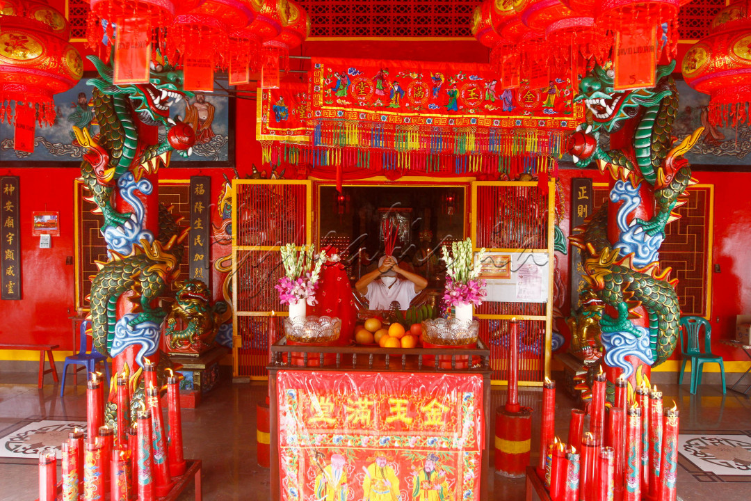 Warga Tionghoa melakukan sembahyang saat Cap Go Meh di Vihara Amurva Bhumi, Jakarta, Selasa (15/2). Perayaan Cap Go Meh tahun ini ditiadakan sebagai upaya menekan penyebaran virus Covid-19 varian Omicron saat penerapan PPKM Level 3.&nbsp;