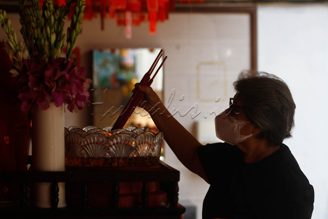 <div>Warga Tionghoa membakar dupa sebelum bersembahyang saat Cap Go Meh di Vihara Amurva Bhumi, Jakarta, Selasa (15/2). Perayaan Cap Go Meh tahun ini ditiadakan sebagai upaya menekan penyebaran virus Covid-19 varian Omicron saat penerapan PPKM Level 3.&nbsp;</div>