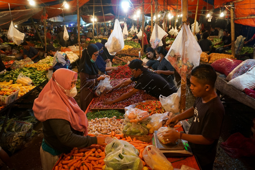 Pasar Cibinong ramai didatangi warga tidak hanya dipagi hari saat matahari sudah terbit, tapi juga di waktu subuh dimana aktivitas jual beli di pasar masih diterangi oleh lampu.