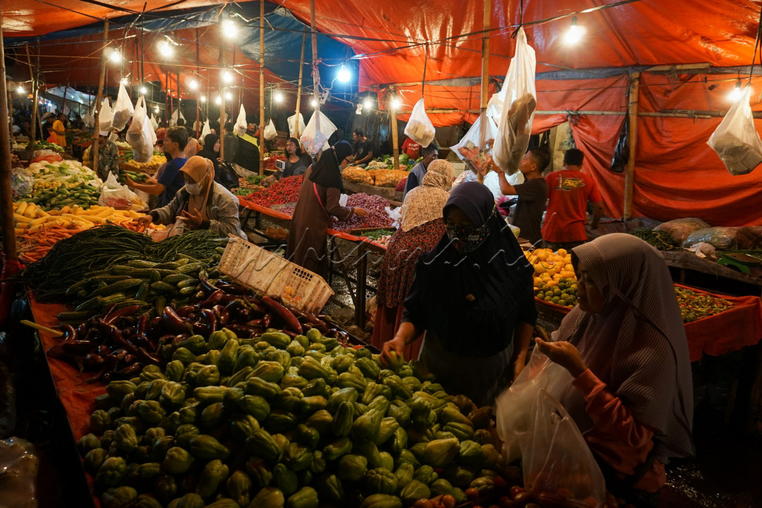 Mulai dari tingkat keramaian pasar yang lebih padat saat subuh, hingga banyaknya lampu - lampu yang menerangi suasana pasar membuat visual suasana pasar saat subuh terlihat lebih hidup.