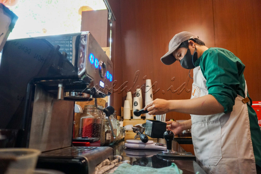 Seorang barista tunarungu menyajikan minuman kopi pesanan pelanggan di Difabis Coffee &amp; Tea, di Terowongan Kendal, Jakarta.