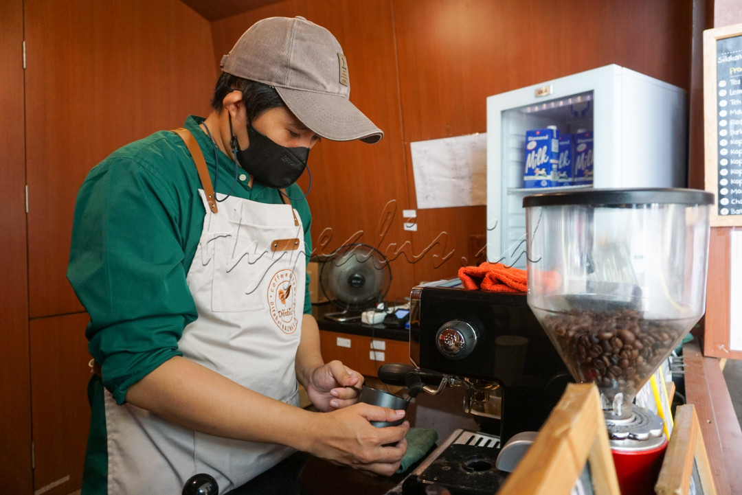 Barista di gerai kopi Difabis ini merupakan penyandang disabilitas yang diberdayakan agar mampu hidup mandiri dengan keterbatasan yang ada.
