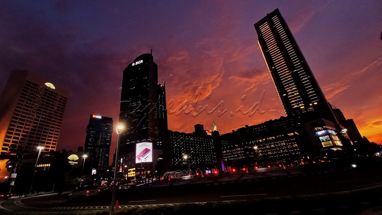<br />
Suasana gedung bertingkat saat matahari terbenam di Jakarta. Senja selalu di nanti banyak orang sebab panorama keindahannya yang indah membuat kagum bagi siapapun yang melihatnya.<br />
<!--/data/user/0/com.samsung.android.app.notes/files/clipdata/clipdata_bodytext_220222_172032_835.sdocx-->