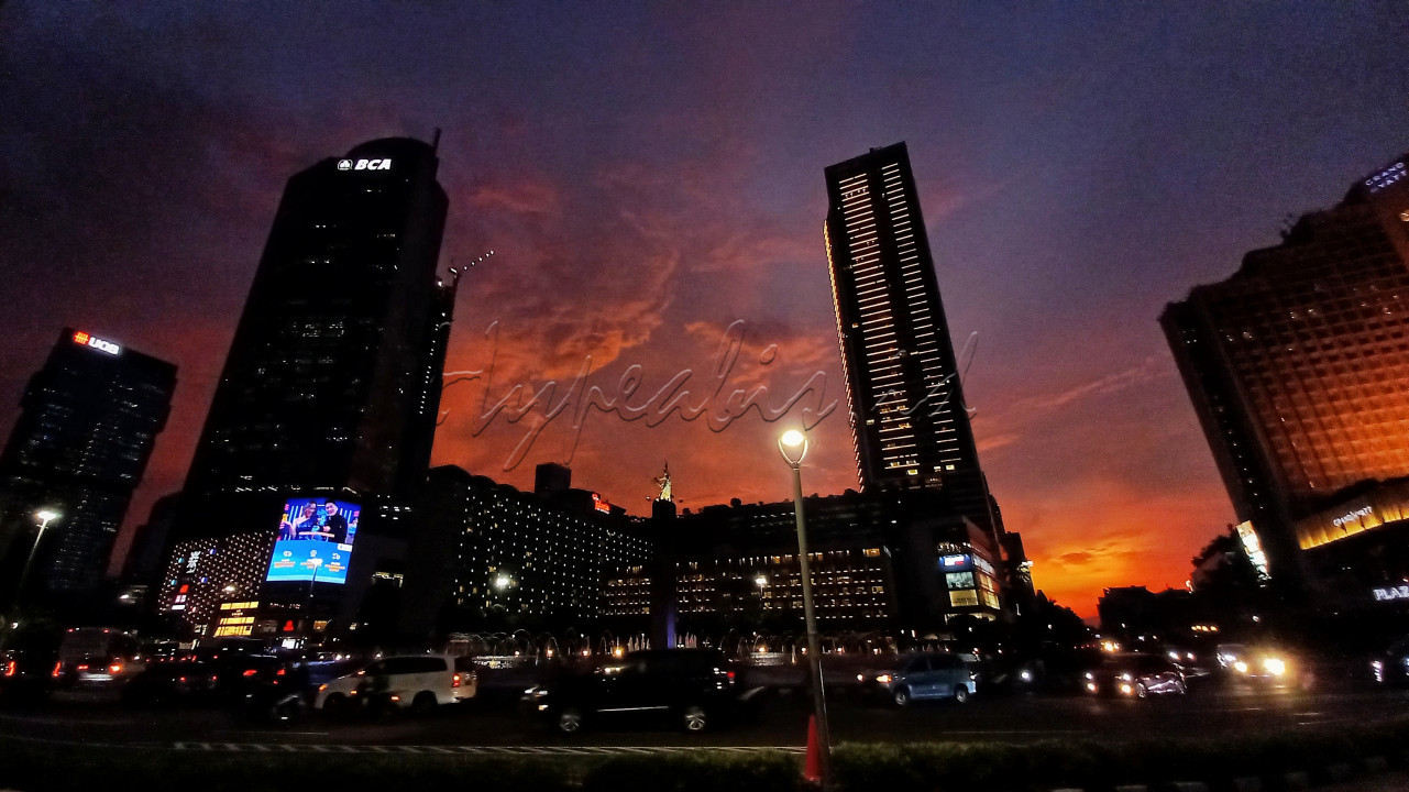 <br />
Suasana gedung bertingkat saat matahari terbenam di Jakarta. Senja selalu di nanti banyak orang sebab panorama keindahannya yang indah membuat kagum bagi siapapun yang melihatnya.<br />
<!--/data/user/0/com.samsung.android.app.notes/files/clipdata/clipdata_bodytext_220222_172032_835.sdocx-->